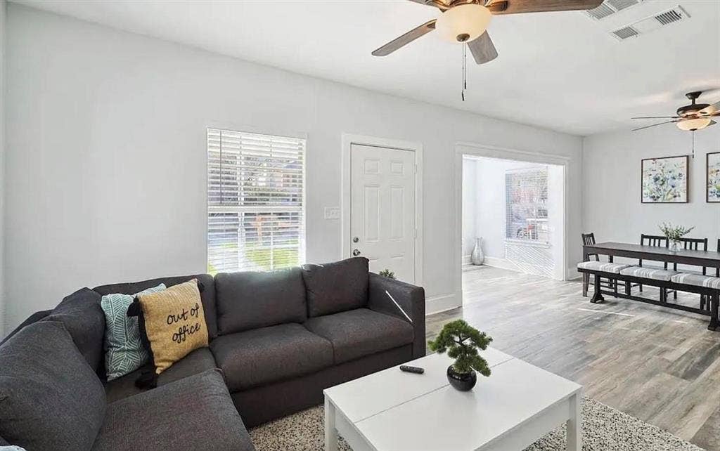 702 N Edgefield Avenue, Dallas, TX 75208
