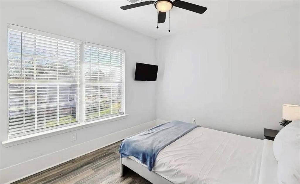 702 N Edgefield Avenue, Dallas, TX 75208