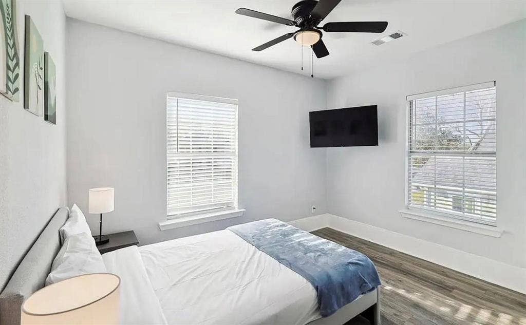 702 N Edgefield Avenue, Dallas, TX 75208