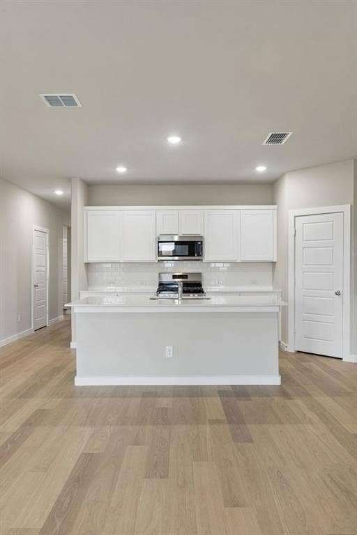 120 Whitlow Drive, Princeton, TX 75071 Kitchen in the Emmy II home plan - REPRESENTATIVE PHOTO