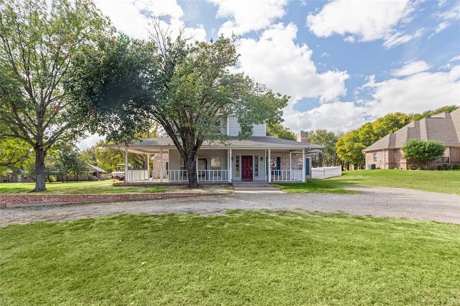 Property photo for 902 Mallard Pointe Drive, Granbury, TX