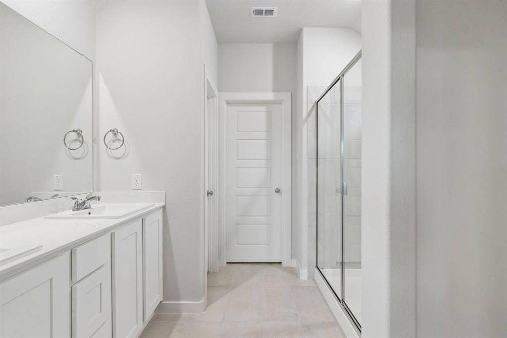 202 Whitlow Drive, Princeton, TX 75071 Primary Bathroom in the Oscar home plan – REPRESENTATIVE PHOTO