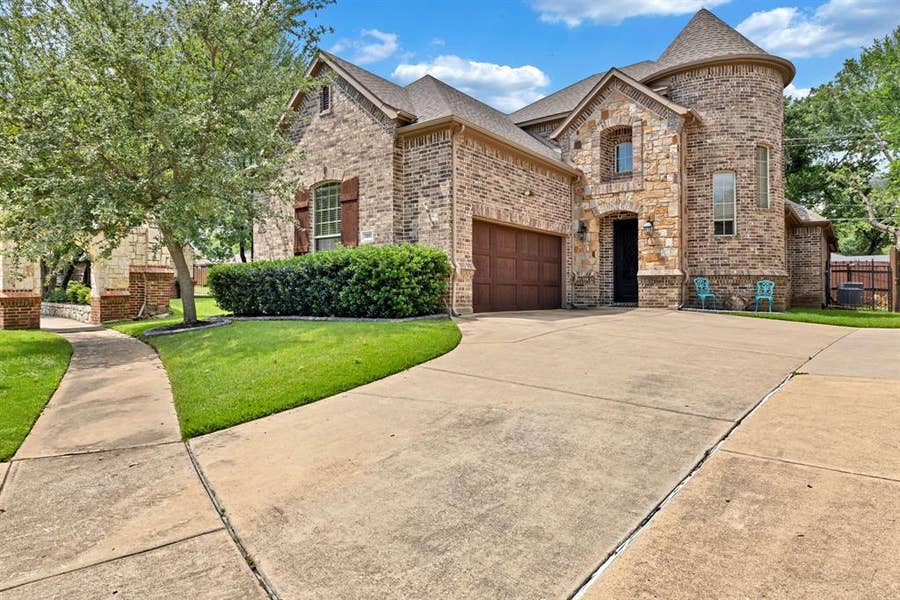 Property photo for 7401 Park Place Drive, North Richland Hills, TX