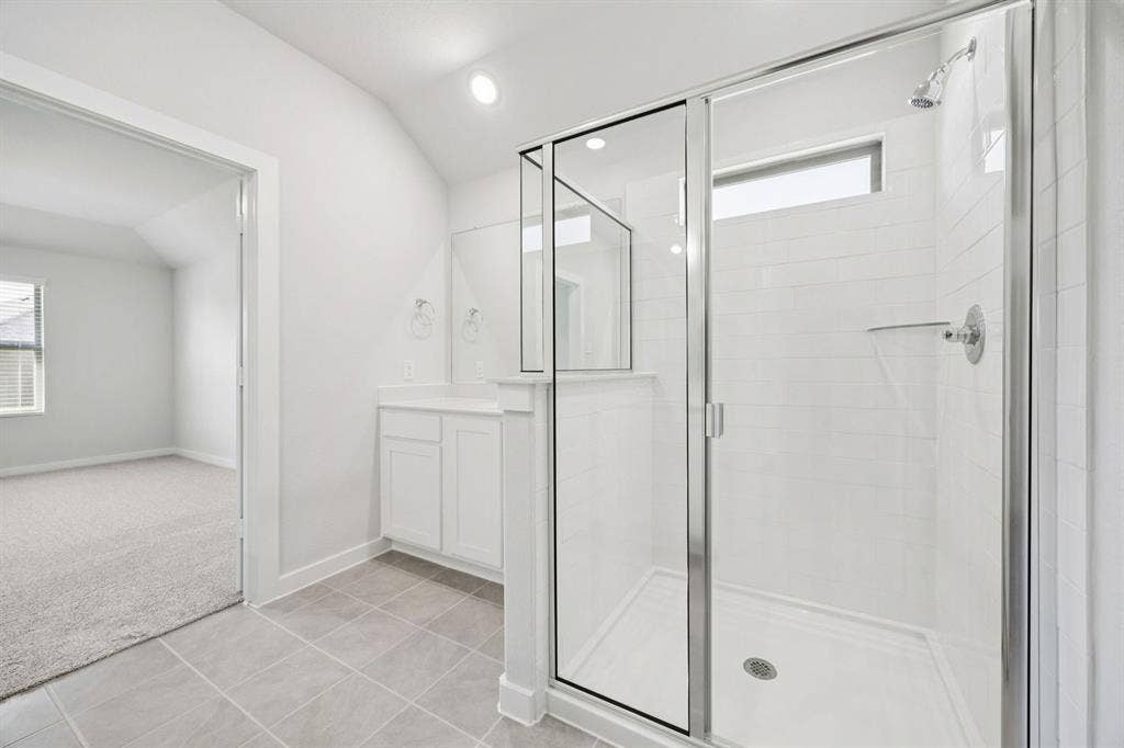704 River Ridge Drive, Princeton, TX 75071 Primary Bathroom in the Heisman home plan – REPRESENTATIVE PHOTO