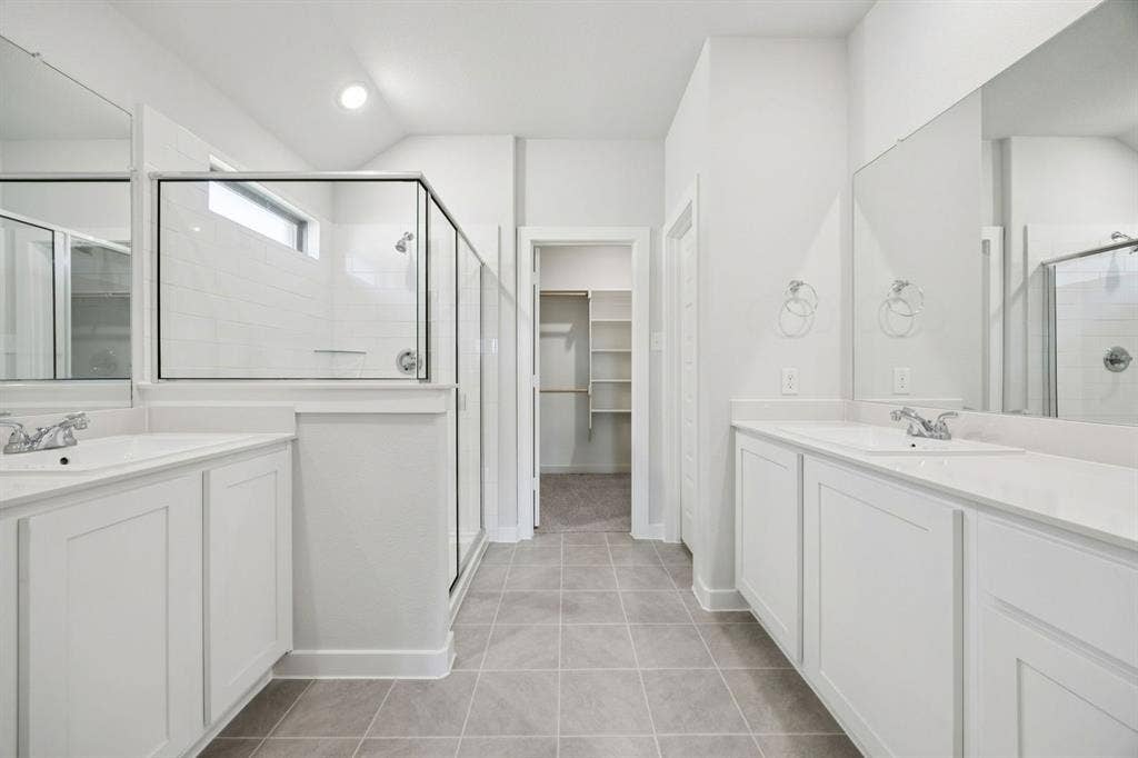 704 River Ridge Drive, Princeton, TX 75071 Primary Bathroom in the Heisman home plan – REPRESENTATIVE PHOTO
