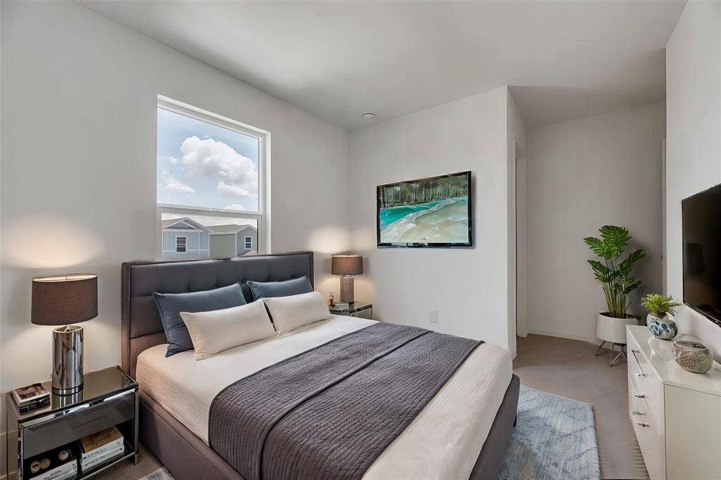 Neutral-toned room featuring a single-hung window, light-colored walls, and carpeting