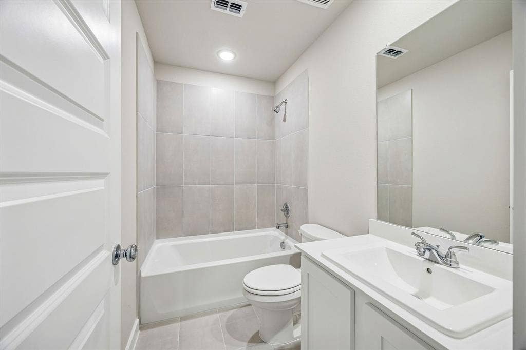 Bathroom in the Willow home plan – REPRESENTATIVE PHOTO