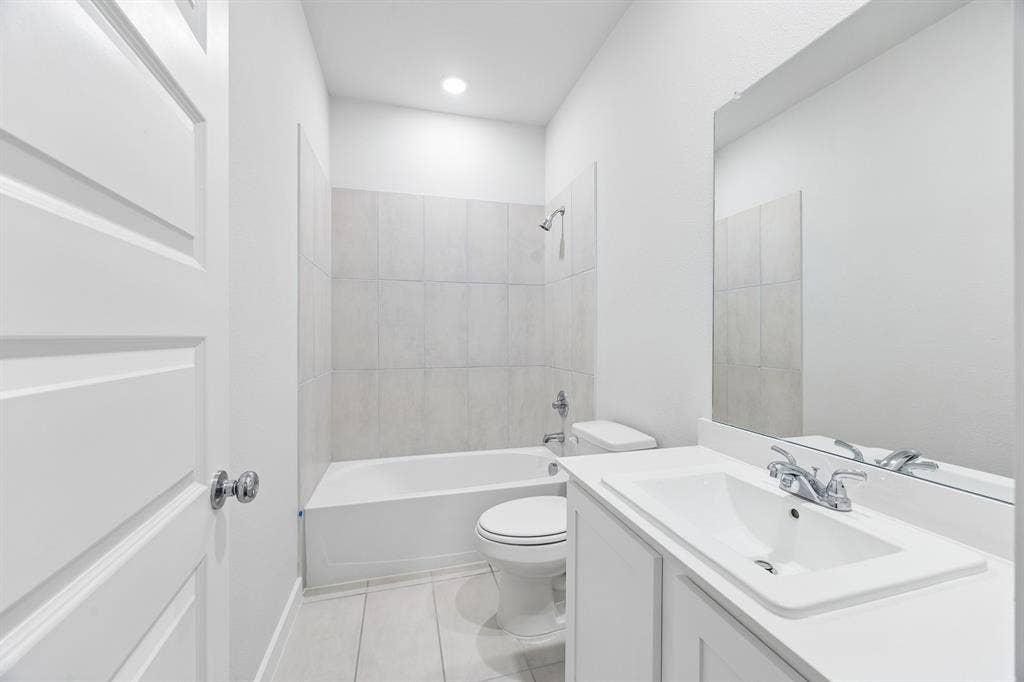 1111 Bridgewalk Drive, Princeton, TX 75071 Bathroom in the Cedar home plan – REPRESENTATIVE PHOTO
