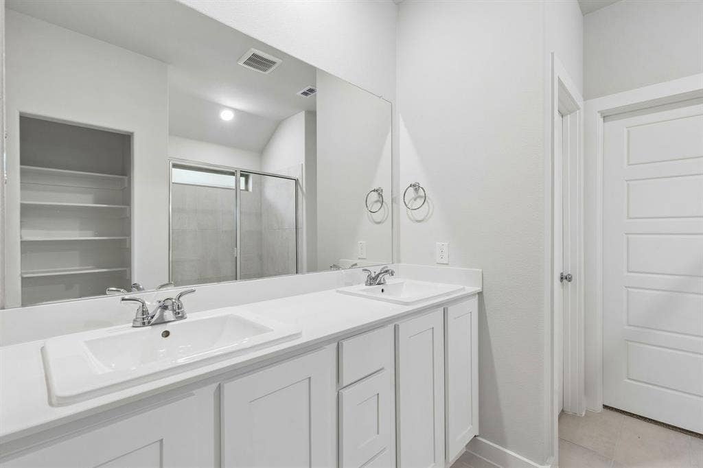 703 Edgehurst Drive, McKinney, TX 75071 Primary Bathroom in the Oscar home plan – REPRESENTATIVE PHOTO