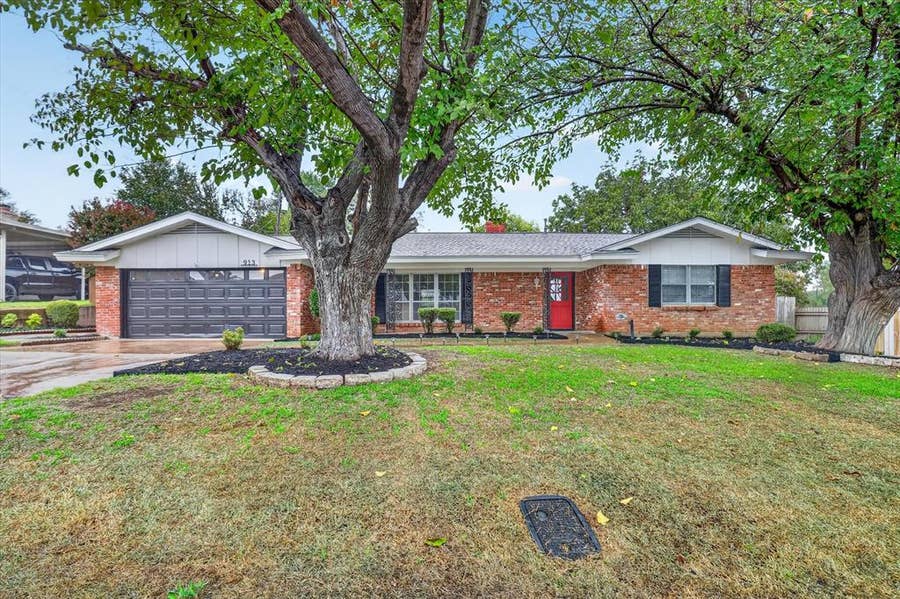 Property photo for 913 Queens Way, Bedford, TX