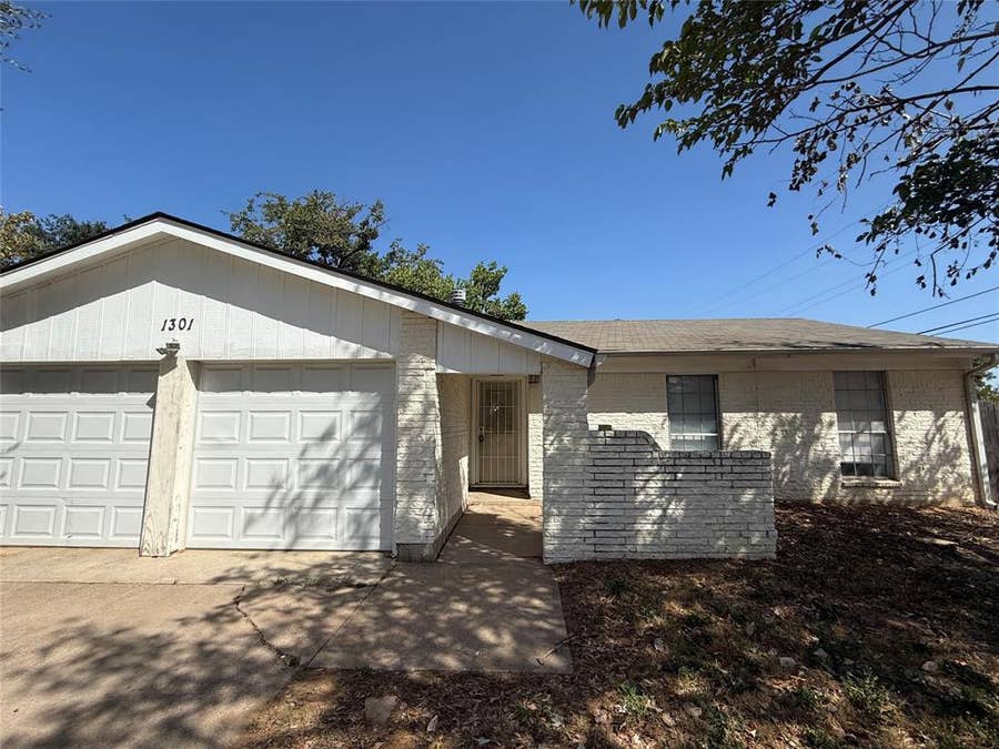 Property photo for 1301 Montclair Street, Arlington, TX