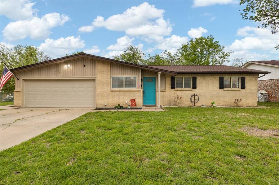 Property photo for 332 Wintercrest Road, Burleson, TX