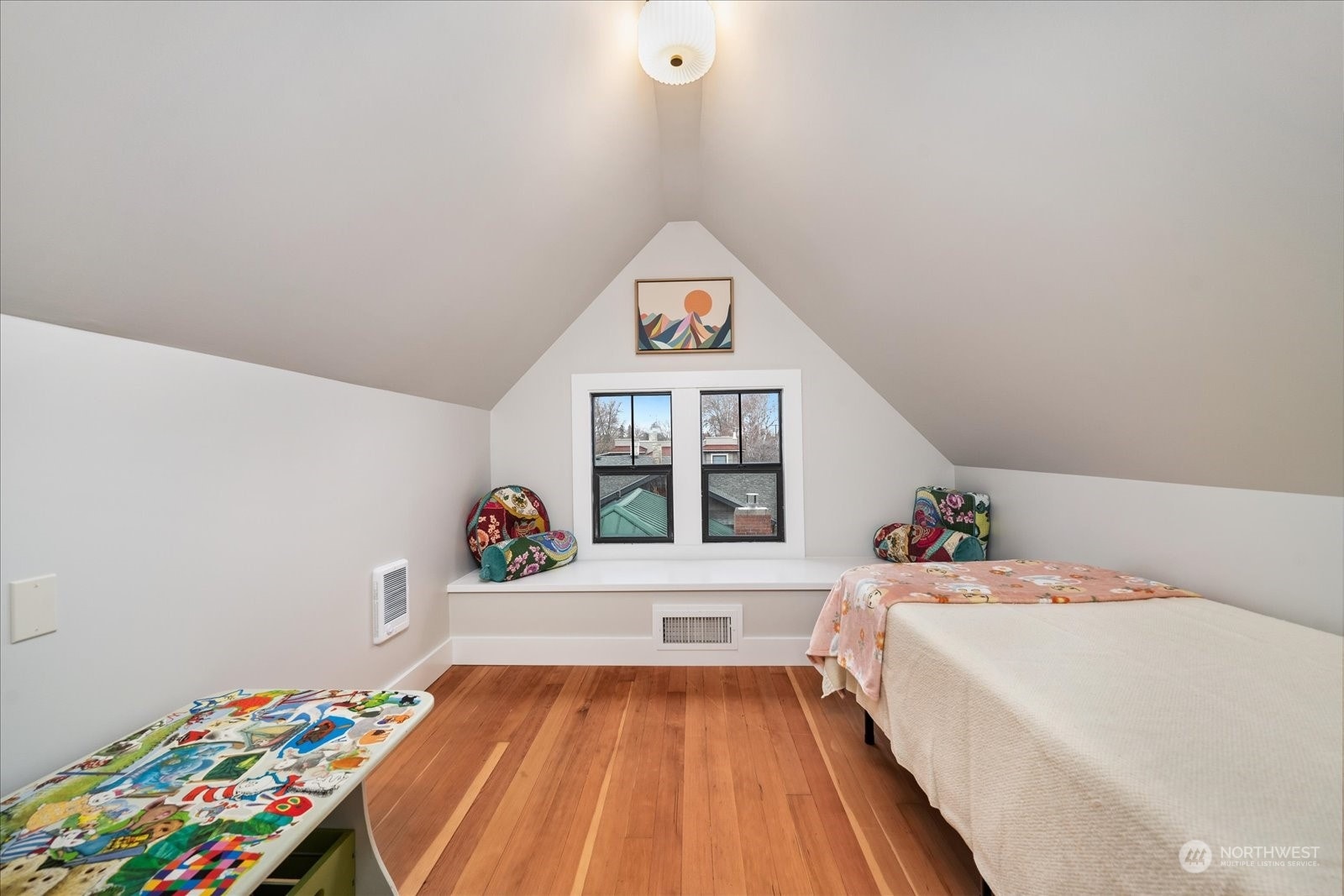 3rd floor - bedroom with view of Blue Mtns