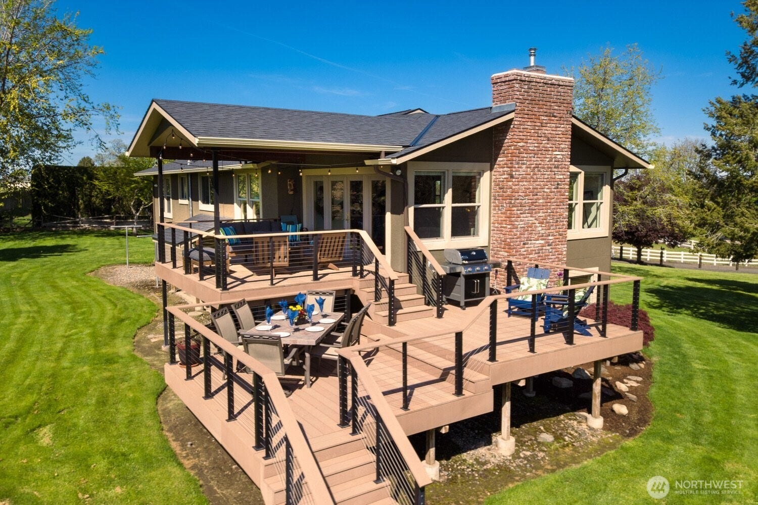 Located  10 minutes from downtown on a quiet dead end named Rooster Road, the "Tipsy Rooster" is a very special Southside property that beckons you to entertain, relax and immerse in the beauty of the surroundings.