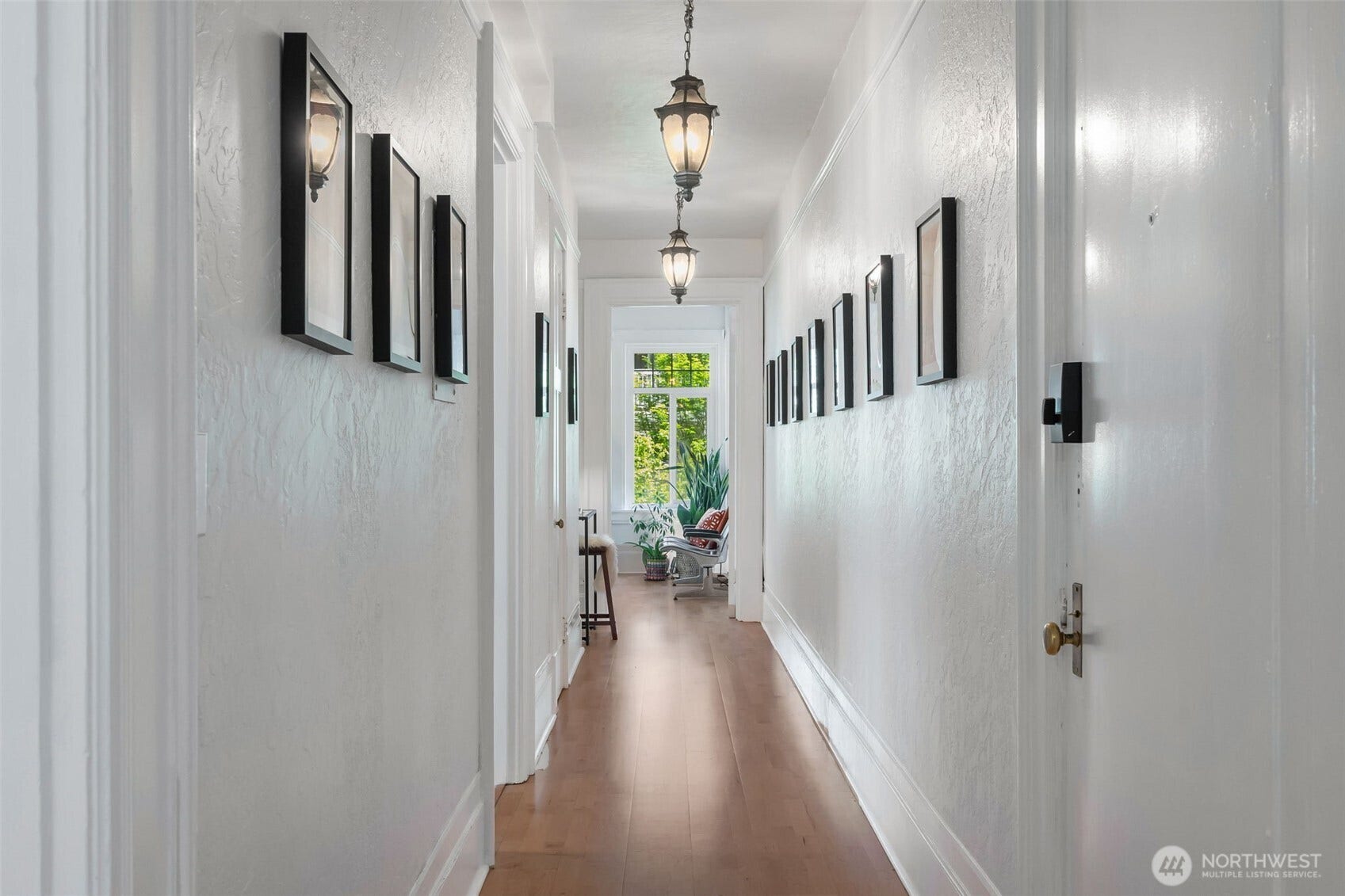 403 Terry Avenue, #206, Seattle, WA 98104 Entry hallway allows for artwork to be displayed without UV damage, but still is light and bright.