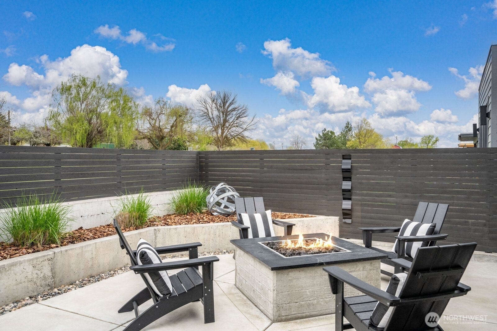 Gas fire pit