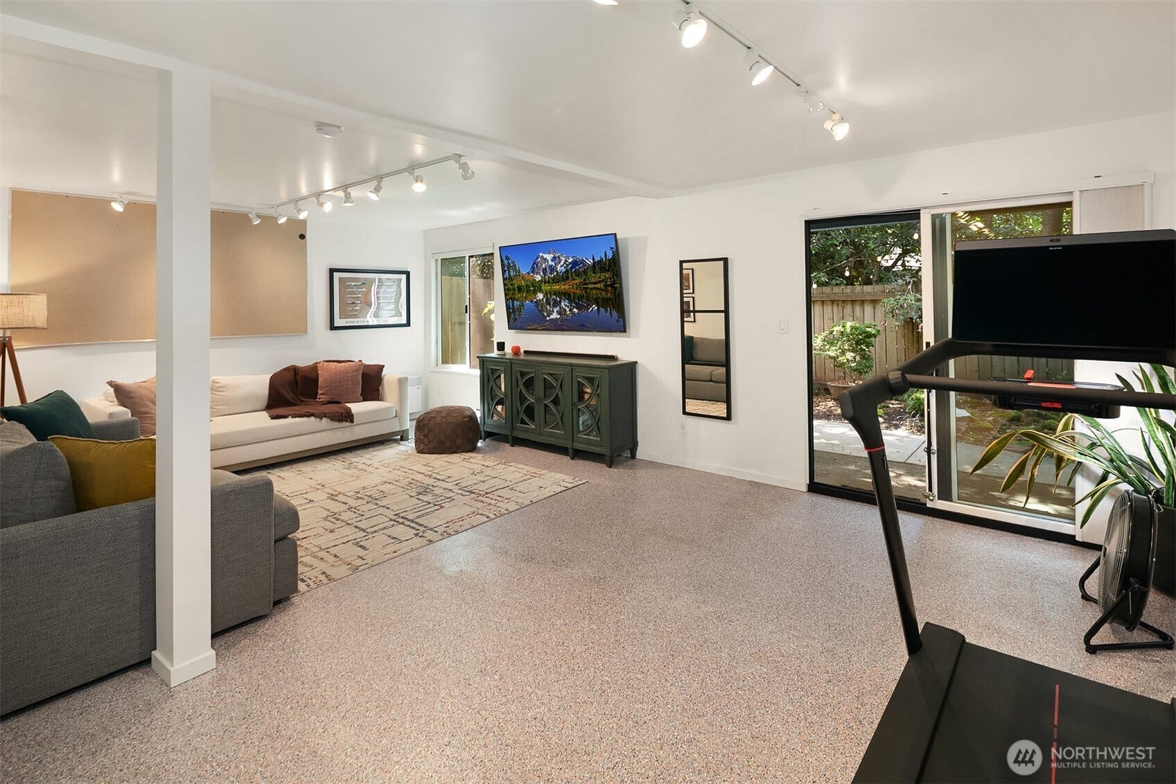 15628 8th Avenue SW, #B, Burien, WA 98166 Step through the slider to a lush, private garden patio.