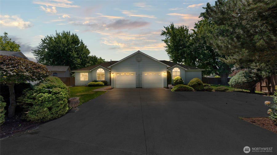 Property photo for 996 SE Admiral Place, College Place, WA