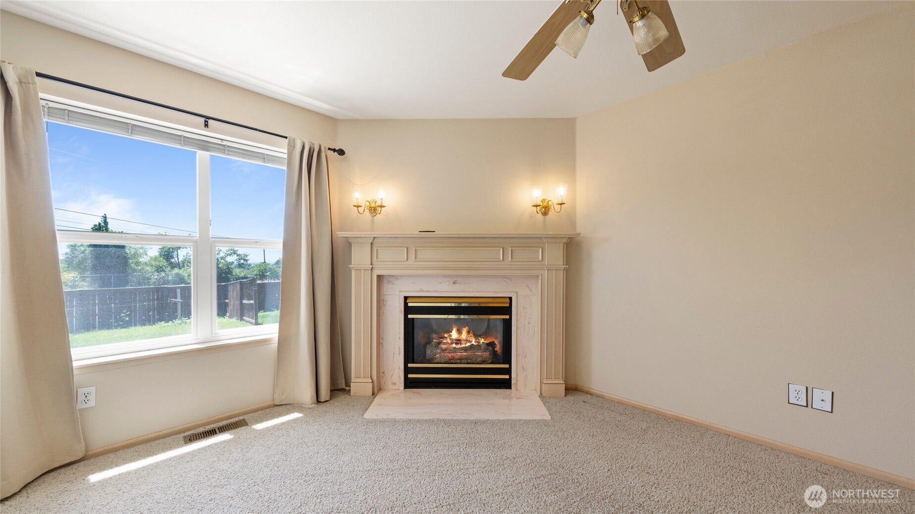 998 - Main gas fireplace