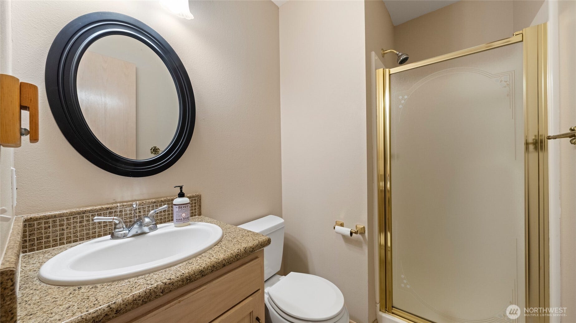 998 - Main 3/4 bath off hall