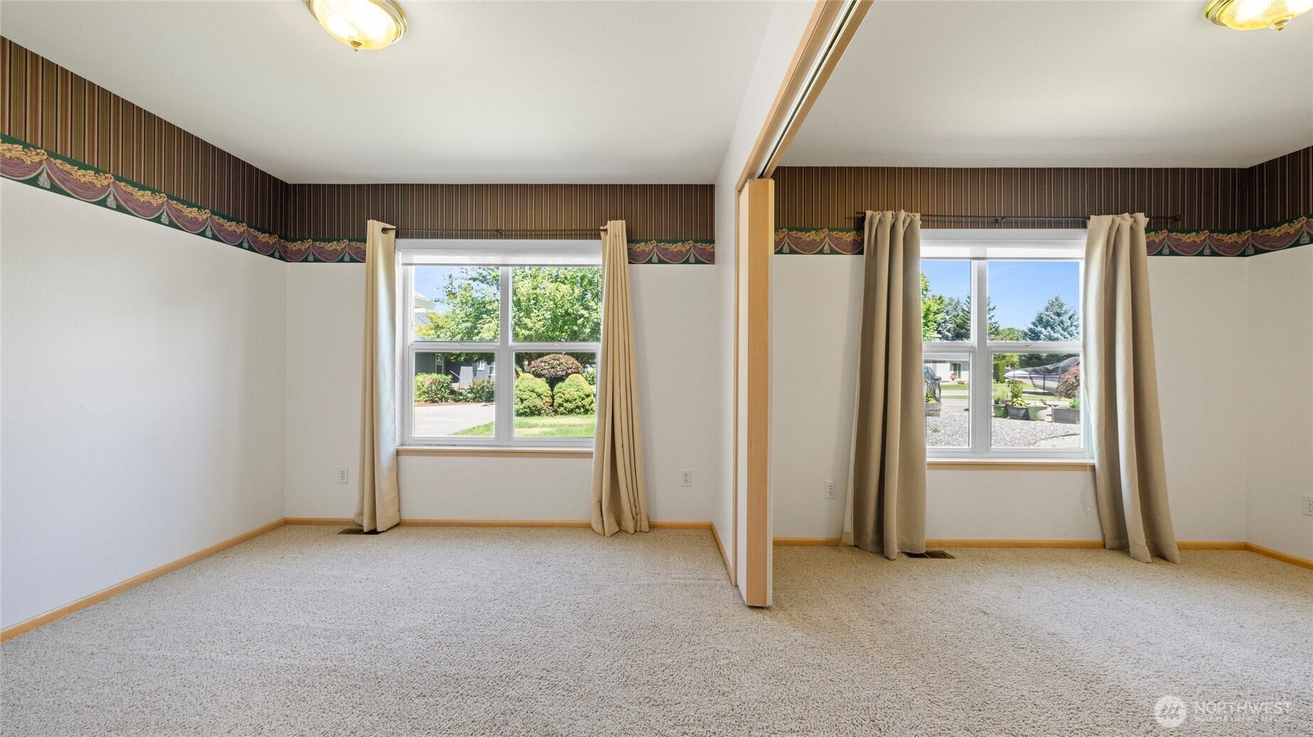 998 - Main 2 bedrooms easily made into 1 with accordion wall