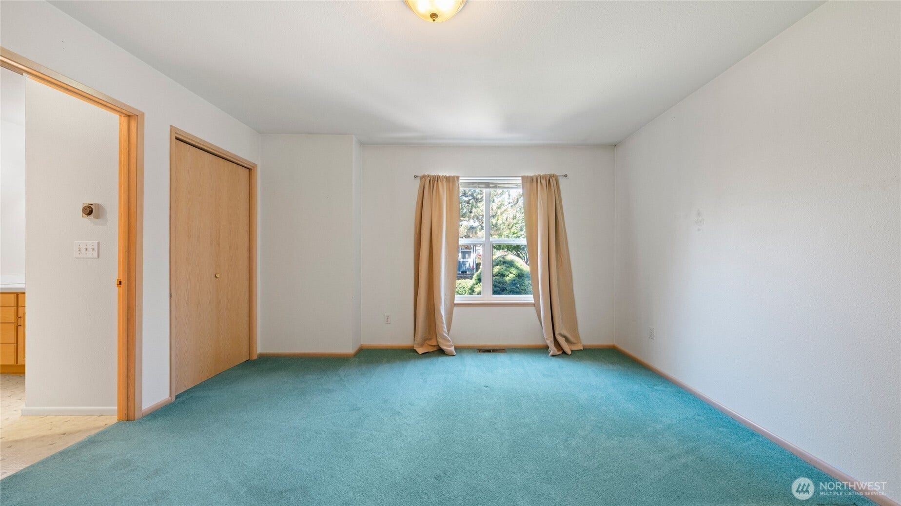 996 - Primary suite with 2 closets