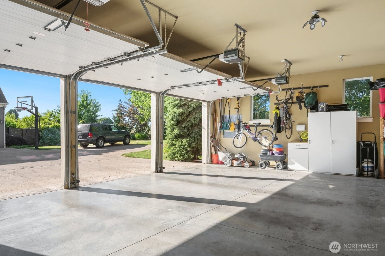 1047 SE Crestlane Drive, College Place, WA 99324 3-car garage with storage & built-in task area