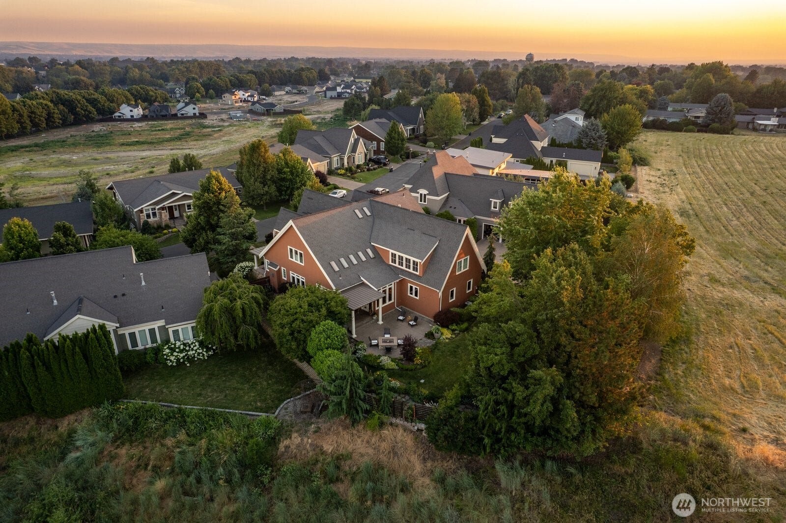 1047 SE Crestlane Drive, College Place, WA 99324 Buffered by hill & public reserve for extra private setting