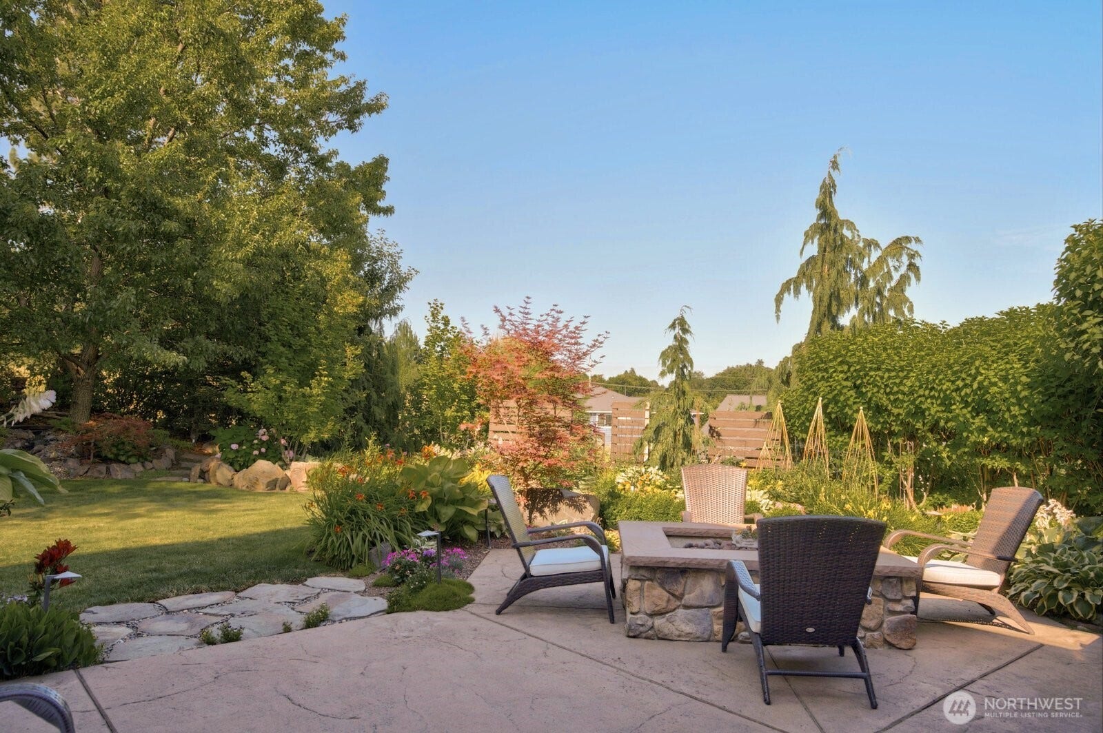 1047 SE Crestlane Drive, College Place, WA 99324 Patio with gas fire pit