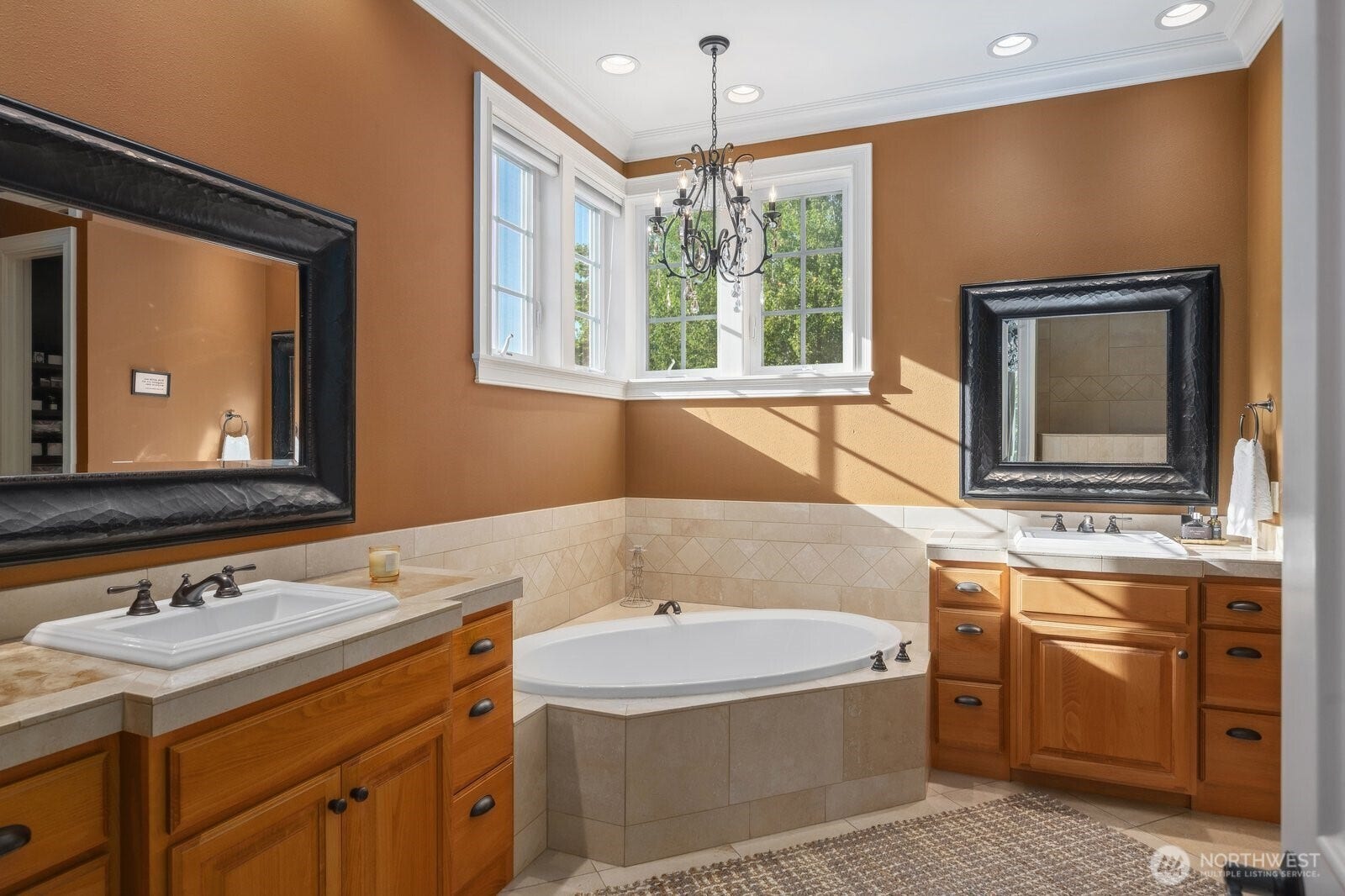 1047 SE Crestlane Drive, College Place, WA 99324 Primary ensuite with separate vanities & soaking tub