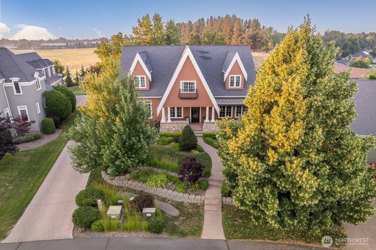 1047 SE Crestlane Drive, College Place, WA 99324 Residence buffered for privacy