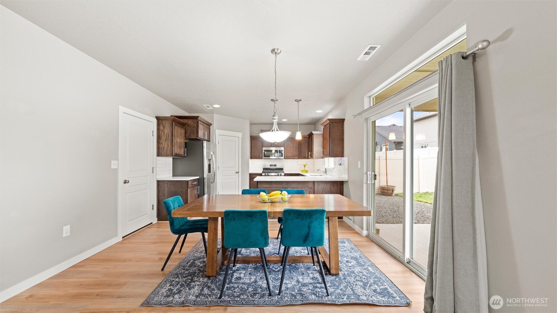543 SW Angelina Loop, College Place, WA 99362 Dining with patio access