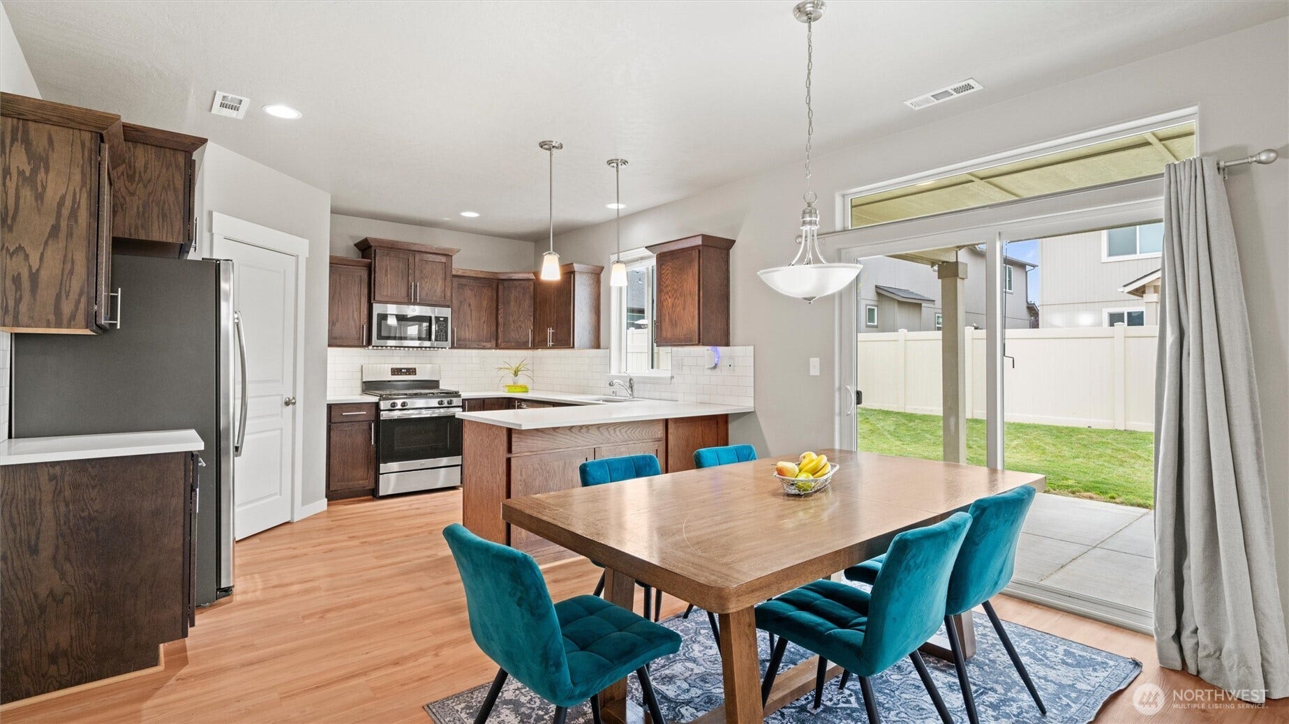 543 SW Angelina Loop, College Place, WA 99362 Dining table or bar seating