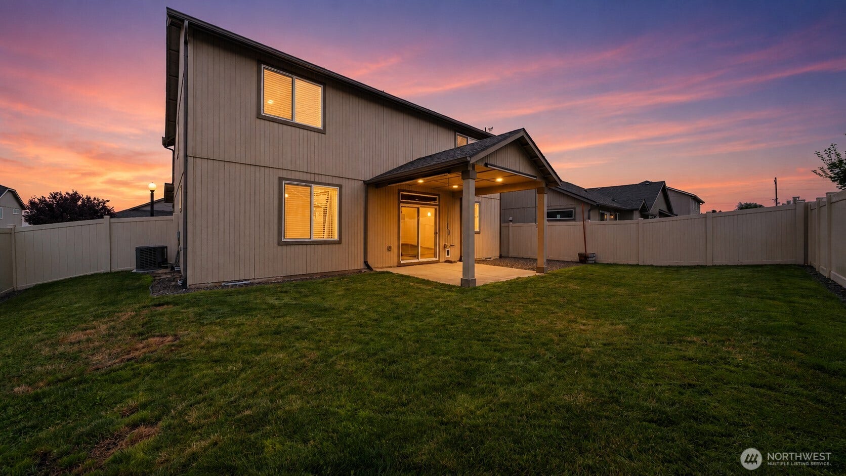 543 SW Angelina Loop, College Place, WA 99362 Evening oasis