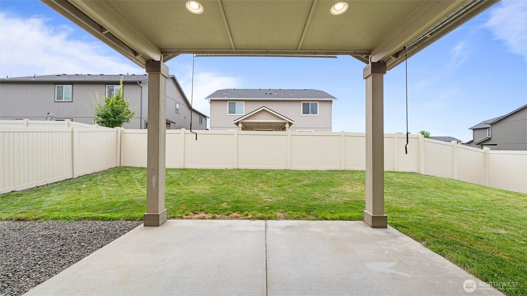 543 SW Angelina Loop, College Place, WA 99362 Large covered patio
