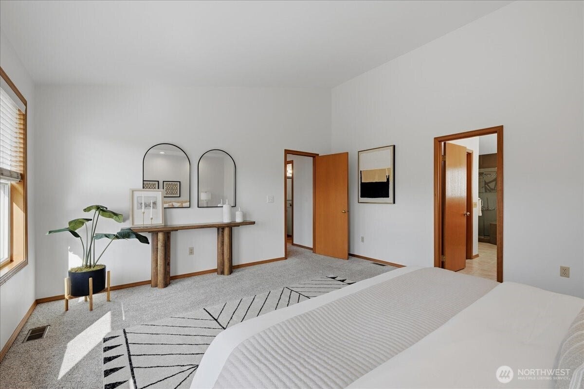 13408 SE 85th Street, Newcastle, WA 98059 Primary bedroom with vaulted ceilings, walk-in closet and En-suite bath.