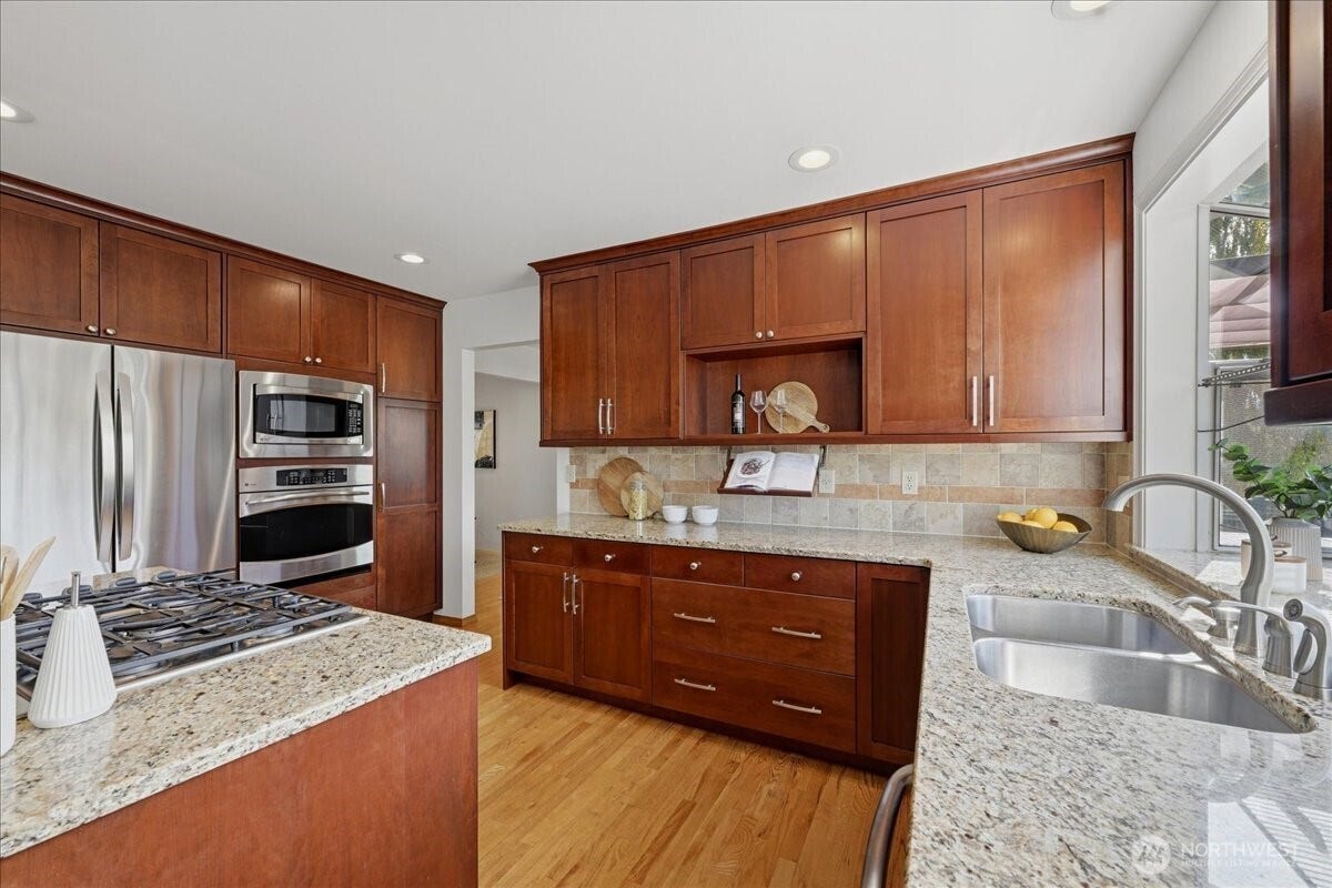 13408 SE 85th Street, Newcastle, WA 98059 Light and bright kitchen is sure to please. Hardwood floors, Stainless Appliances, Gas Cooktop and Slab Granite counters.
