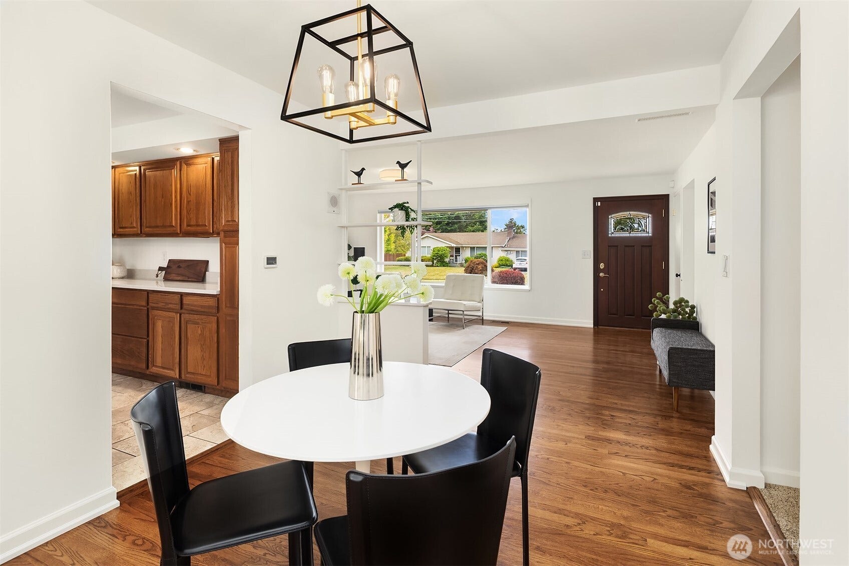 Nice circular layout for entertaining and spreading out.