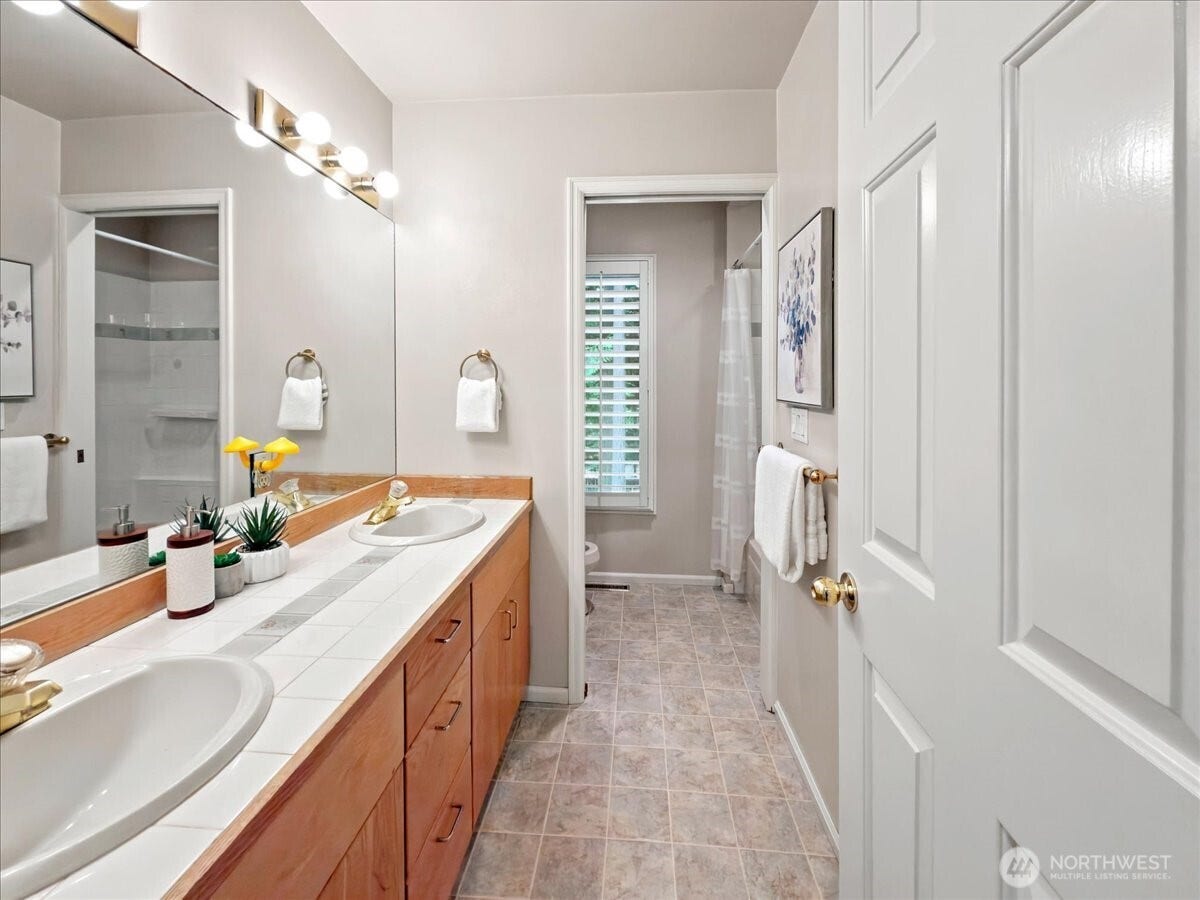 17020 NE 129th Circle, Redmond, WA 98052 17020 NE 129th Circle, Redmond, WA 98052