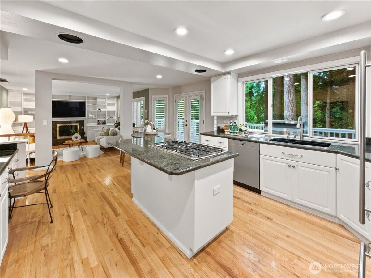 17020 NE 129th Circle, Redmond, WA 98052 17020 NE 129th Circle, Redmond, WA 98052
