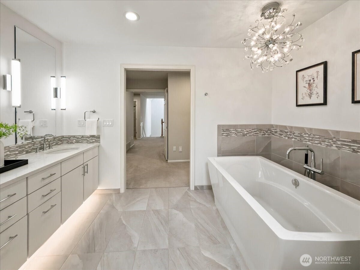 17020 NE 129th Circle, Redmond, WA 98052 17020 NE 129th Circle, Redmond, WA 98052