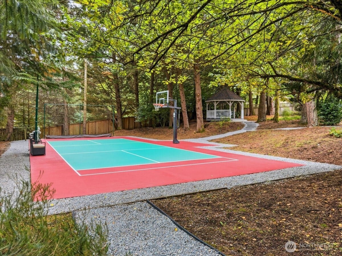 17020 NE 129th Circle, Redmond, WA 98052 17020 NE 129th Circle, Redmond, WA 98052