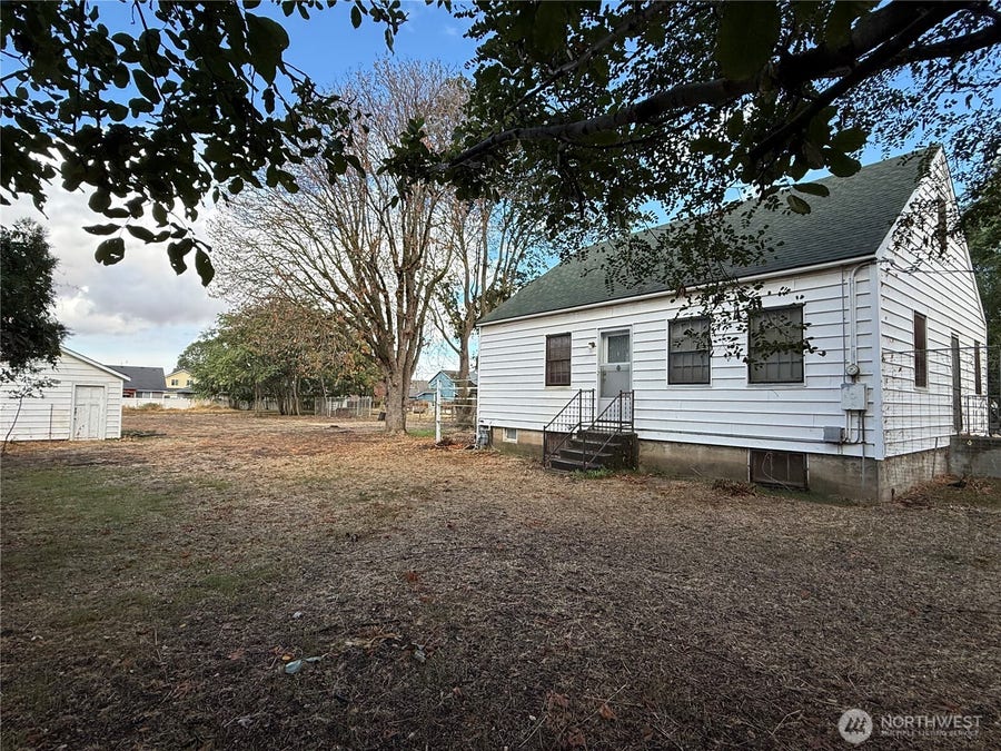 Property photo for 40 NW B Street, College Place, WA