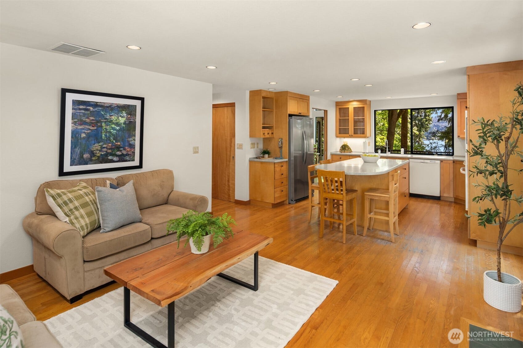 4336 E Mercer Way, Mercer Island, WA 98040 A natural hub for staying connected.