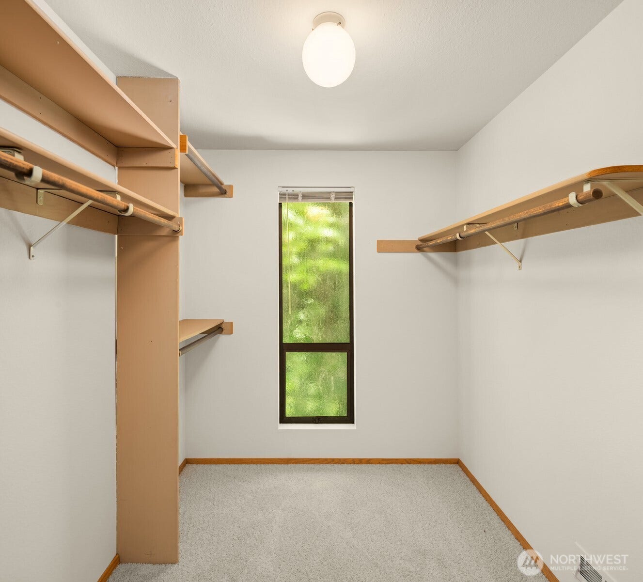 4336 E Mercer Way, Mercer Island, WA 98040 Walk-in closet with shelving in the primary suite.