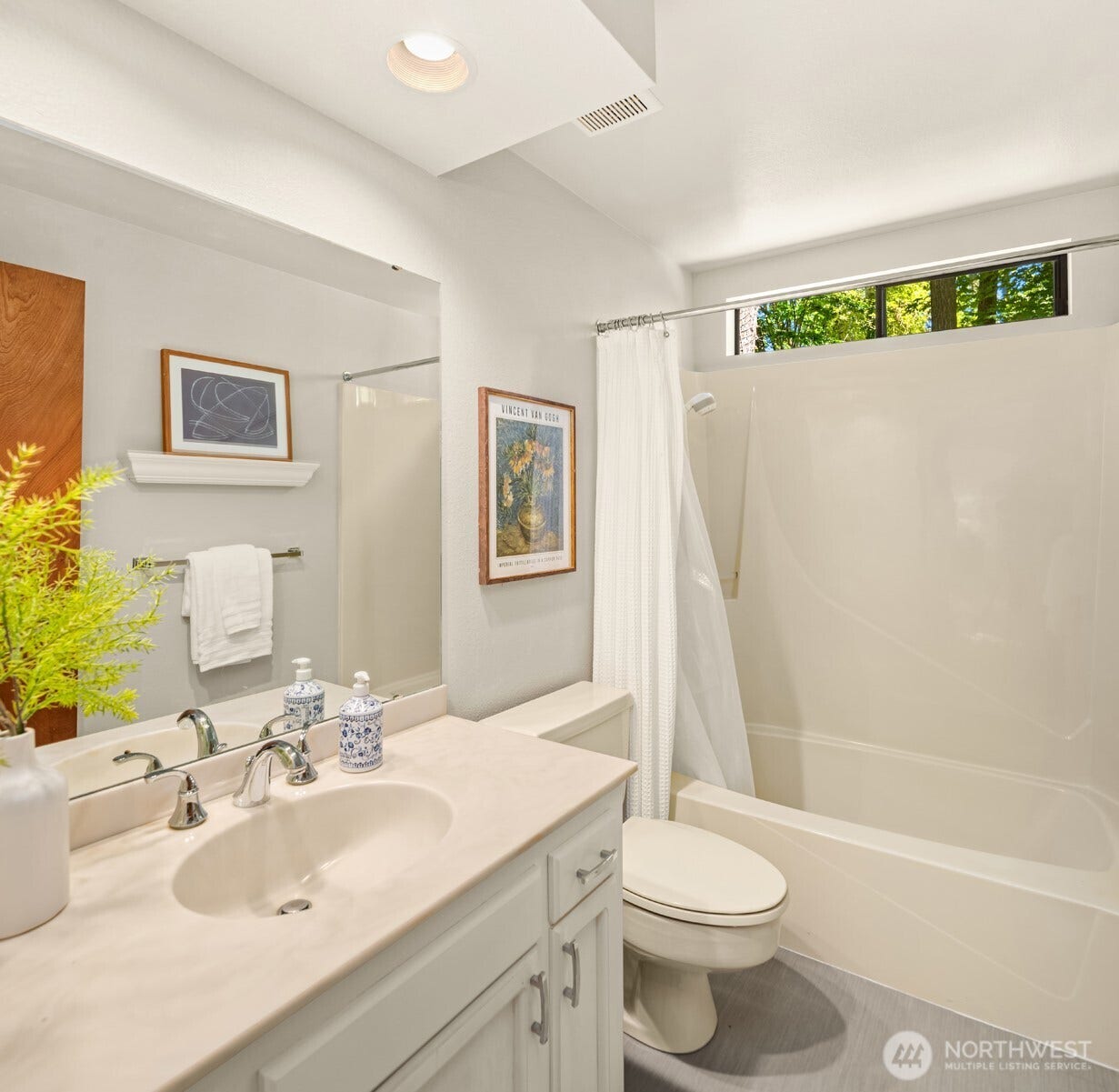 4336 E Mercer Way, Mercer Island, WA 98040 Full bath off the upper hallway.