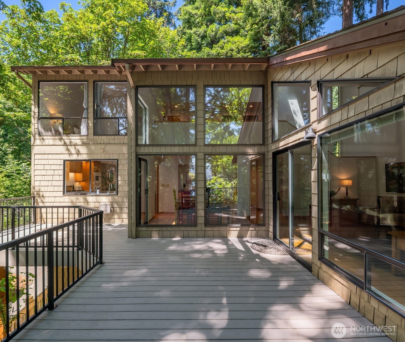 4336 E Mercer Way, Mercer Island, WA 98040 Extensive use of glass blurs the lines between outdoors and indoors.