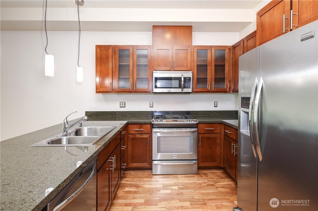 375 Kirkland Avenue, #204, Kirkland, WA 98033 A spacious Kitchen
