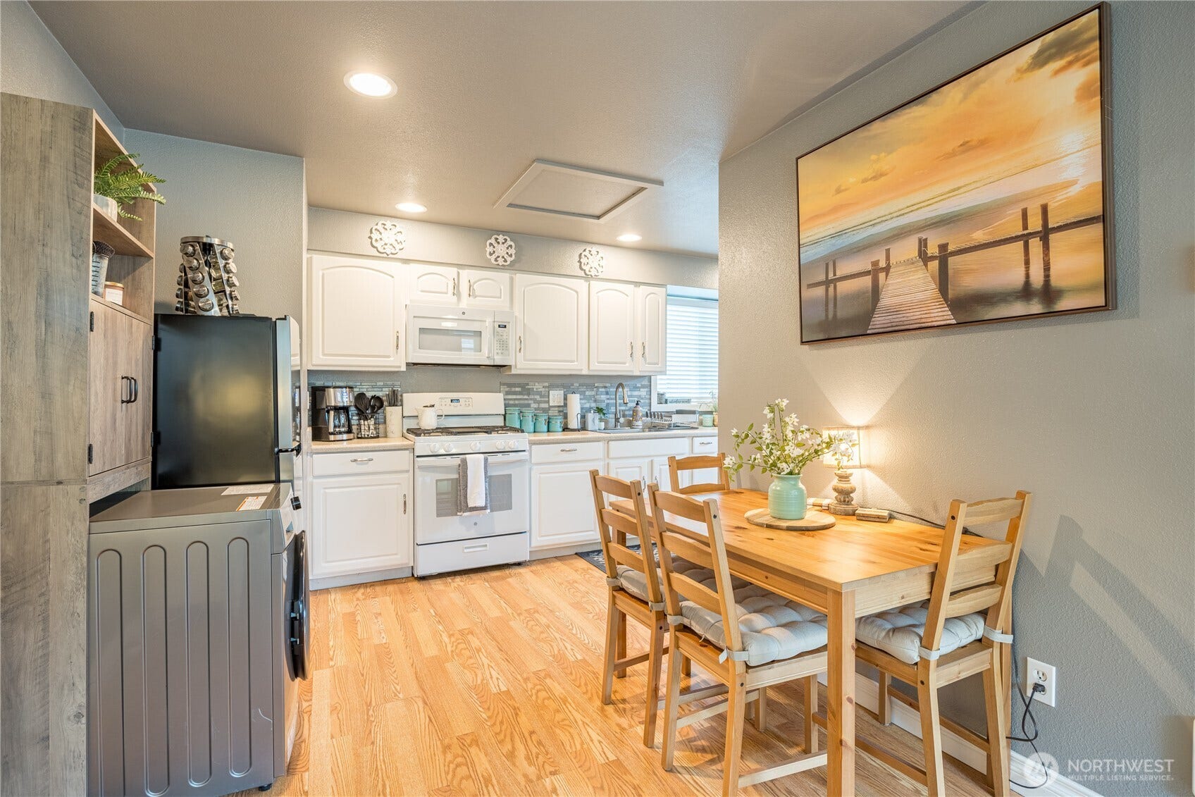 1409 1st Street, Port Townsend, WA 98368 DADU features a full kitchen, bath, in-unit laundry, dining area, and comfortable living space.