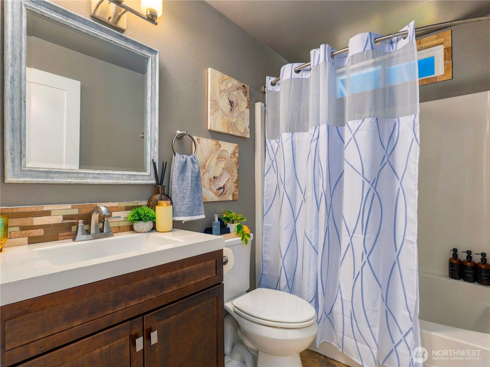 1409 1st Street, Port Townsend, WA 98368 Full guest bathroom conveniently located across the hall from the guest bedroom, featuring a new vanity, light fixture, and updated hardware.